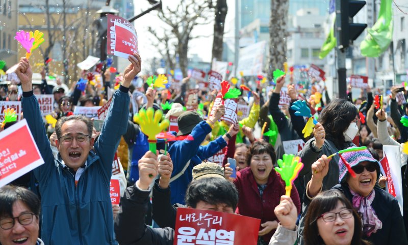 [청주=뉴시스] 서주영 기자 = 헌번재판소가 4일 윤석열 대통령의 파면을 선고하자, 시민들이 충북도청 서문에서 환호하고 있다. 2025.04.04. juyeong@newsis.com