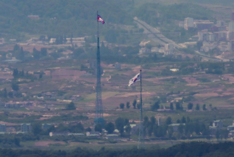 국무회의에서 '9·19 남북군사합의' 전체 효력을 정지하는 방안을 심의했다. 한 총리는 "이러한 조치는 우리 법이 규정하는 절차에 따른 합법적인 것"이라며 효력 정지가 되면 "군사분계선 일대의 군사훈련이 가능해진다"고 말했다. 4일 경기 파주시 접경지역에서 바라본 남측 대성동 마을에 태극기와 북측 기정동에 인공기가 펄럭이고 있다. 사진=뉴시스