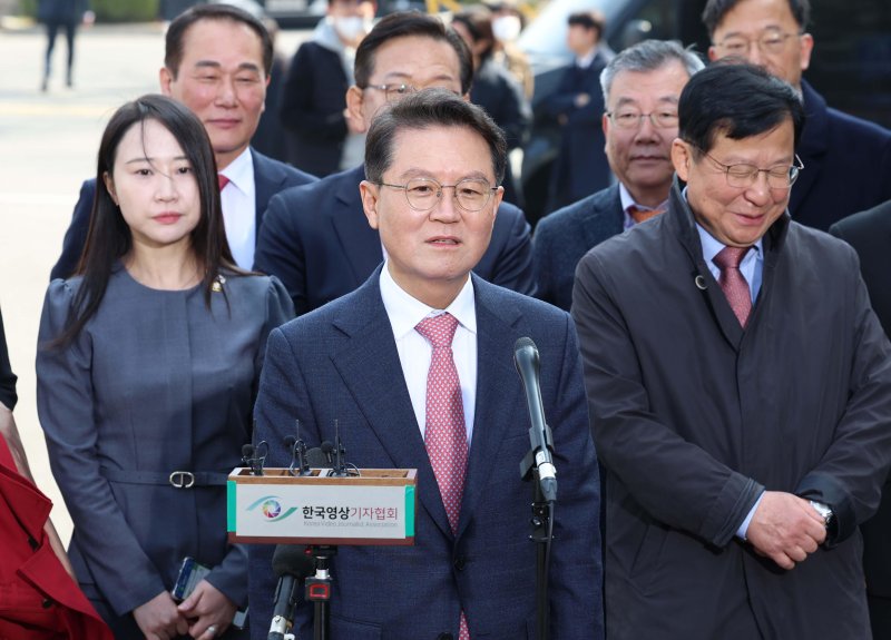 [서울=뉴시스] 사진공동취재단 = 윤석열 대통령의 탄핵심판 선고일인 4일 서울 종로구 헌법재판소에서 윤 대통령 측 대리인단 윤갑근 변호사 등이 심판정으로 들어서기 앞서 발언하고 있다. 2025.04.04. photo@newsis.com