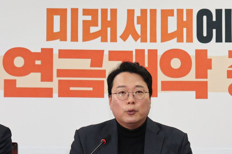 [서울=뉴시스] 권창회 기자 = 천하람 개혁신당 대표 권한대행 겸 원내대표가 31일 오전 서울 여의도 국회에서 열린 최고위원회의에서 발언하고 있다. 2025.03.31. kch0523@newsis.com