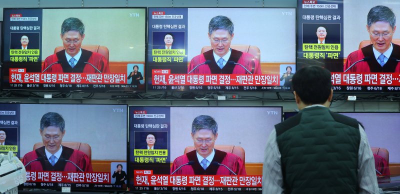 [서울=뉴시스] 김혜진 기자 = 4일 오전 서울 용산구 전자랜드 용산점 내 전자제품 판매점에서 윤석열 대통령의 탄핵심판 선고 결과가 중계되고 있다. 2025.04.04. jini@newsis.com