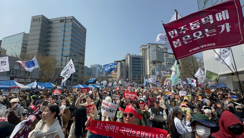 서울 안국역 6번출구 앞 윤석열즉각퇴진·사회대개혁 비상행동(비상행동) 집회에 모인 지지자들. 사진=정경수 기자