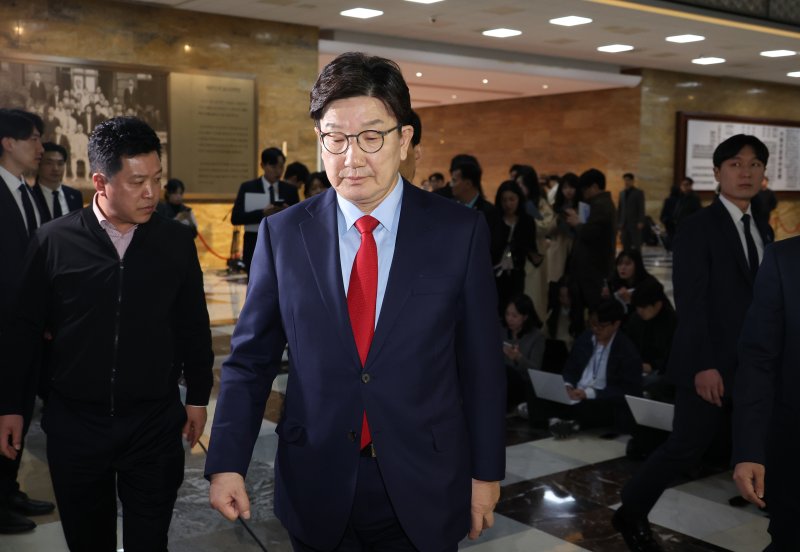 권성동 원내대표, 굳은 표정으로 비상 의원총회 참석 (서울=연합뉴스) 김주형 기자 = 국민의힘 권성동 원내대표가 4일 서울 여의도 국회에서 비상 의원총회에 참석하고 있다. 2025.4.4 kjhpress@yna.co.kr (끝)