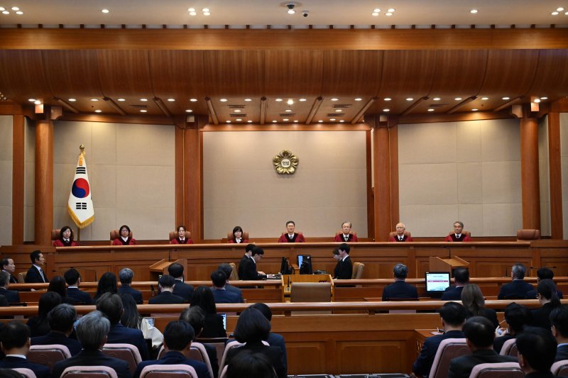 [서울=뉴시스] 사진공동취재단 = 문형배 헌법재판소장 권한대행 등이 4일 서울 종로구 헌법재판소에서 열린 윤석열 대통령의 탄핵심판 선고기일에 참석해 있다. 2025.04.04. photo@newsis.com