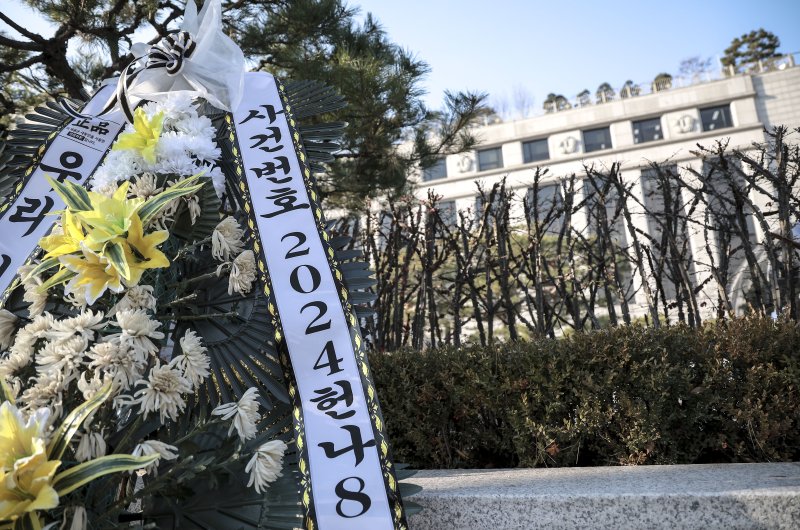 [서울=뉴시스] 정병혁 기자 = 헌법재판소는 16일 오전 첫 재판관 회의를 열고 윤석열 대통령에 대한 본격적인 탄핵심판절차에 돌입한다. 문형배 헌재소장 권한대행은 재판관 회의를 열고 심판준비기일과 증거조사 절차 등을 결정한다. 사진은 16일 서울 종로구 헌법재판소, 2024.12.16. jhope@newsis.com