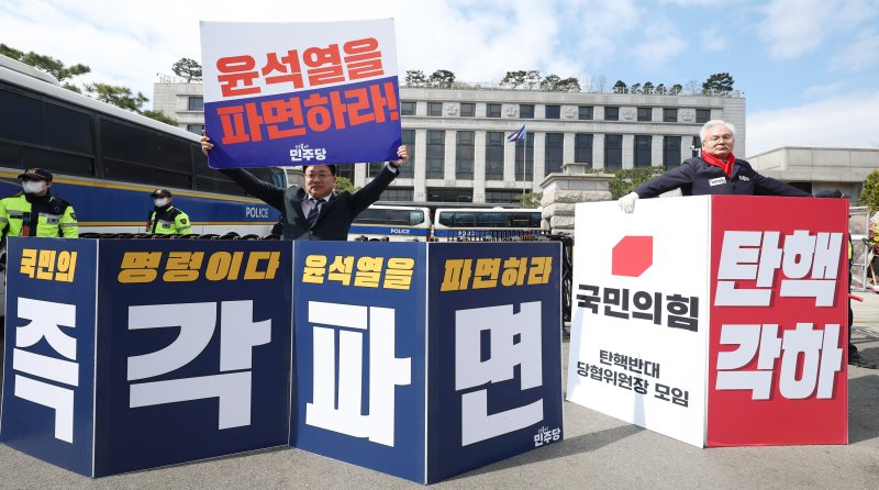[서울=뉴시스] 추상철 기자 = 윤석열 대통령에 대한 탄핵심판 선고가 지연되고 있는 28일 오전 서울 종로구 헌법재판소 앞에서 안태준(왼쪽) 더불어민주당 의원이 윤 대통령 파면을, 하종대 국민의힘 부천시병 당협위원장이 탄핵 각하를 각각 촉구하는 1인시위를 하고 있다. 2025.03.28. scchoo@newsis.com
