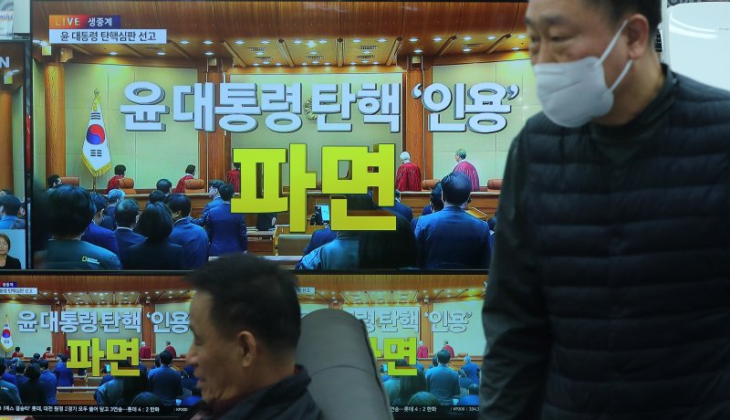 [서울=뉴시스] 김혜진 기자 = 4일 오전 서울 용산구 전자랜드 용산점 내 전자제품 판매점에서 윤석열 대통령의 탄핵심판 선고 결과가 중계되고 있다. 2025.04.04. jini@newsis.com