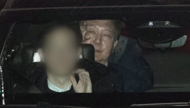 내란 우두머리 혐의로 체포된 윤석열 대통령이 15일 오후 경기 과천 고위공직자범죄수사처(공수처)에서 조사를 마치고 차량으로 서울구치소로 이동하고 있다.(공동취재) 2025.1.15/뉴스1 ⓒ News1 김명섭 기자