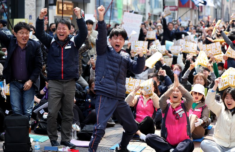 [대구=뉴시스] 이무열 기자 = 윤석열 대통령이 파면된 4일 대구 중구 CGV대구한일 앞에서 윤 대통령 탄핵 찬성 집회 참가자들이 환호하고 있다. 2025.04.04. lmy@newsis.com