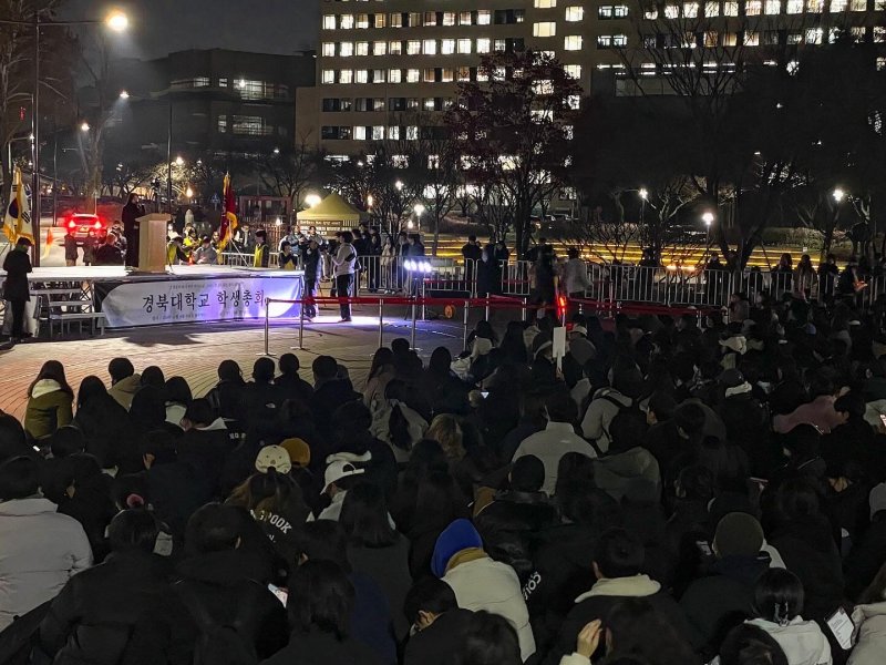 [대구=뉴시스] 정재익 기자 = 11일 오후 대구 북구 경북대학교 일청담스퀘어에서 경북대 제54대 총학생회가 민주주의를 회복하자는 취지의 학생총회를 열고 있다. 2024.12.11. jjikk@newsis.com