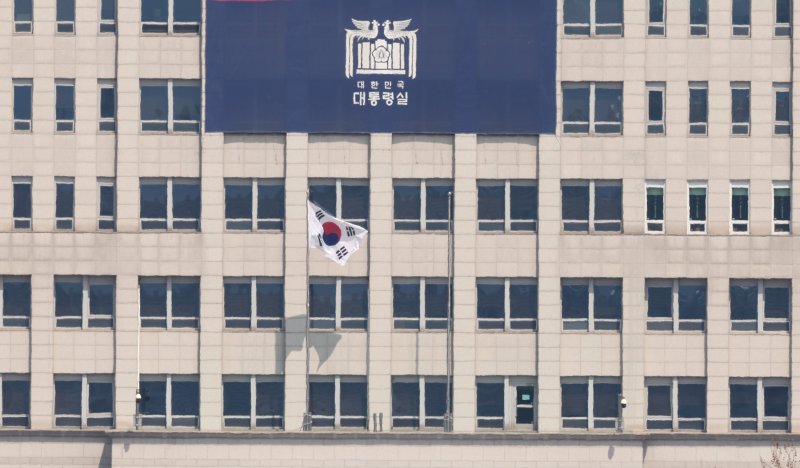 헌법재판소가 윤석열 대통령 파면을 선고한 4일 서울 용산구 대통령실에 봉황기가 내려져있다. 사진=연합뉴스