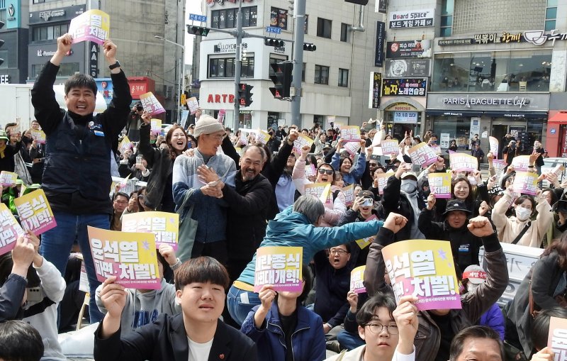 [제주=뉴시스] 오영재 기자 = 윤석열 대통령의 파면 선고가 내려진 4일 오전 제주시청에서 시민들이 환호하고 있다. 2025.04.04. oyj4343@newsis.com