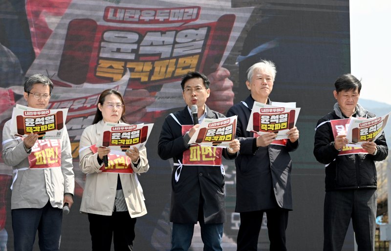 [광주=뉴시스] 김혜인 기자 = 헌법재판소가 대통령 탄핵 인용 결정을 발표한 4일 오전 광주 동구 5·18민주광장에서 윤석열정권즉각퇴진·사회대개혁 광주비상행동이 기자회견을 열고 소감을 밝히고 있다. 2025.04.04. hyein0342@newsis.com