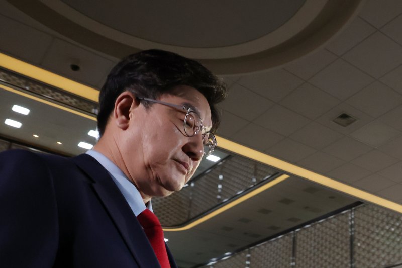 [서울=뉴시스] 조성우 기자 = 권성동 국민의힘 원내대표가 윤석열 대통령이 파면된 4일 오전 서울 여의도 국회에서 열린 의원총회에 참석하고 있다. 2025.04.04. xconfind@newsis.com