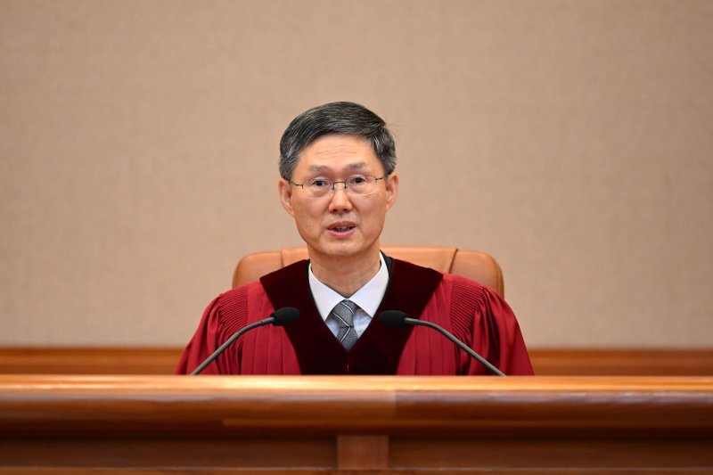 문형배 헌법재판소장이 4일 서울 종로구 헌법재판소 대심판정에서 윤석열 대통령 탄핵심판 선고 기일에서 발언하고 있다. 2025.4.4/뉴스1 ⓒ News1 사진공동취재단