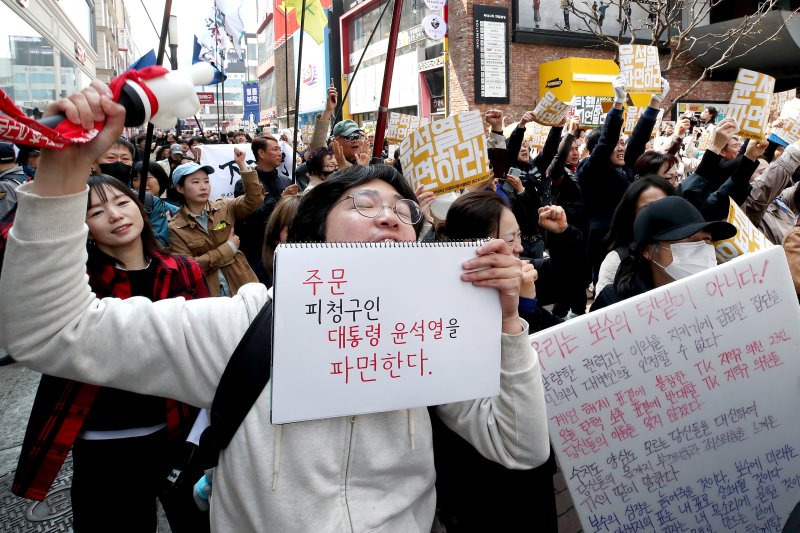 윤석열 대통령 탄핵 심판 선고일인 4일 오전 대구 중구 동성로에 모여있던 시민들이 윤 대통령 파면이 선고되자 환호하고 있다. 뉴스1