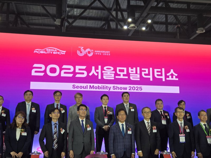 4일 오전 경기 고양 일산 킨텍스에서 열린 '2025 서울모빌리티쇼' 개막식이 끝난 뒤 강남훈 서울모빌리티쇼조직위원장(1열 오른쪽 두번째)을 비롯한 참석자들이 기념 사진을 촬영하고 있다/뉴스1 2025.04.04. 김성식 기자