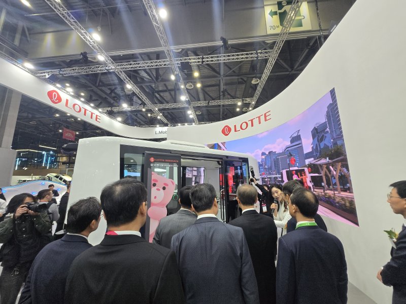 4일 오전 경기 고양 일산 킨텍스에서 열린 '2025 서울모빌리티쇼' 롯데 부스에서 개막식 참석자들이 롯데의 자율주행 버스를 관람하고 있다/뉴스1 2025.04.04. 김성식 기자