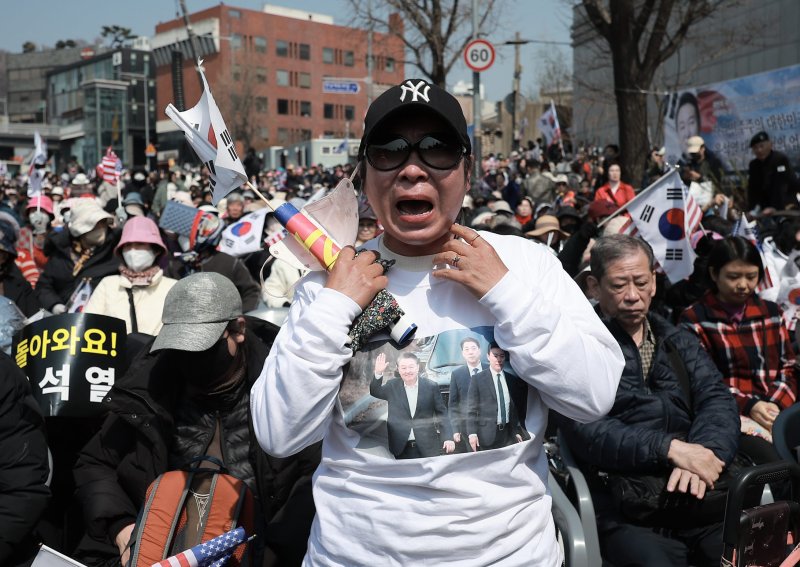 [서울=뉴시스] 정병혁 기자 = 윤석열 대통령 탄핵심판이 인용된 4일 서울 용산구 한남동 관저 앞에서 열린 탄핵 반대 집회 참가자들이 소리치고 있다. 2025.04.04. jhope@newsis.com