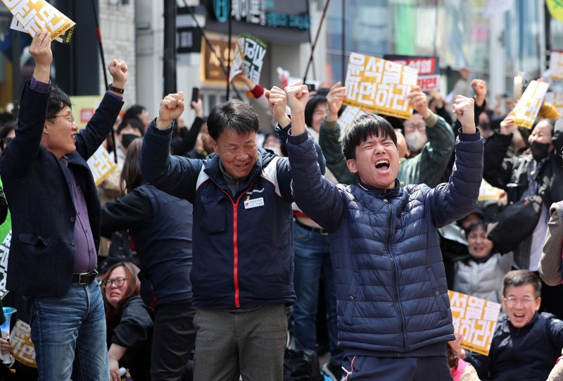 [대구=뉴시스] 이무열 기자 = 윤석열 대통령이 파면된 4일 대구 중구 CGV대구한일 앞에서 윤 대통령 탄핵 찬성 집회 참가자들이 환호하고 있다. 2025.04.04. lmy@newsis.com