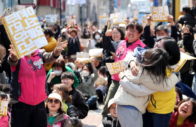 [대구=뉴시스] 이무열 기자 = 윤석열 대통령이 파면된 4일 대구 중구 CGV대구한일 앞에서 윤 대통령 탄핵 찬성 집회 참가자들이 기뻐하고 있다. 2025.04.04. lmy@newsis.com