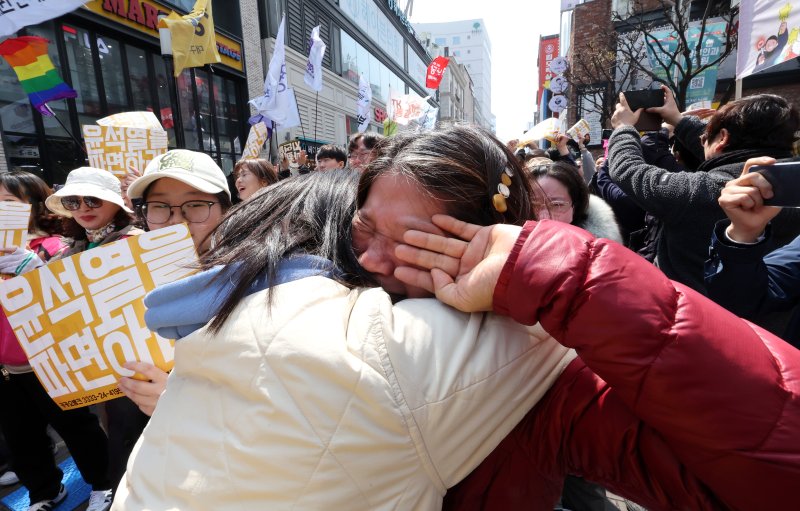 [대구=뉴시스] 이무열 기자 = 윤석열 대통령이 파면된 4일 대구 중구 CGV대구한일 앞에서 윤 대통령 탄핵 찬성 집회 참가자들이 눈물을 흘리고 있다. 2025.04.04. lmy@newsis.com