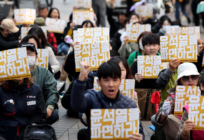 [대구=뉴시스] 이무열 기자 = 윤석열 대통령 탄핵심판을 앞둔 4일 대구 중구 CGV대구한일 앞에서 윤석열 대통령 탄핵 찬성 집회 참가자들이 피켓을 들고 구호를 외치고 있다. 2025.04.04. lmy@newsis.com
