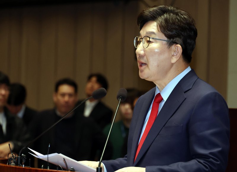 [서울=뉴시스] 조성봉 기자= 권성동 국민의힘 원내대표가 4일 오전 서울 여의도 국회에서 열린 의원총회에서 발언을 하고 잇다. 2025.04.04. suncho21@newsis.com