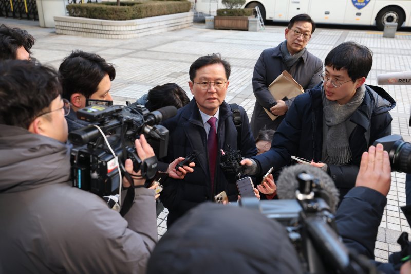 [서울=뉴시스] 사진공동취재단 = 윤석열 대통령 변호인단 윤갑근 변호사가 20일 오전 서울 서초구 서울중앙지법에서 열리는 윤 대통령 첫 공판준비기일과 구속취소 심문기일에 참석하기 위해 법원에 도착해 취재진의 질문에 답하고 있다. 2025.02.20. photo@newsis.com