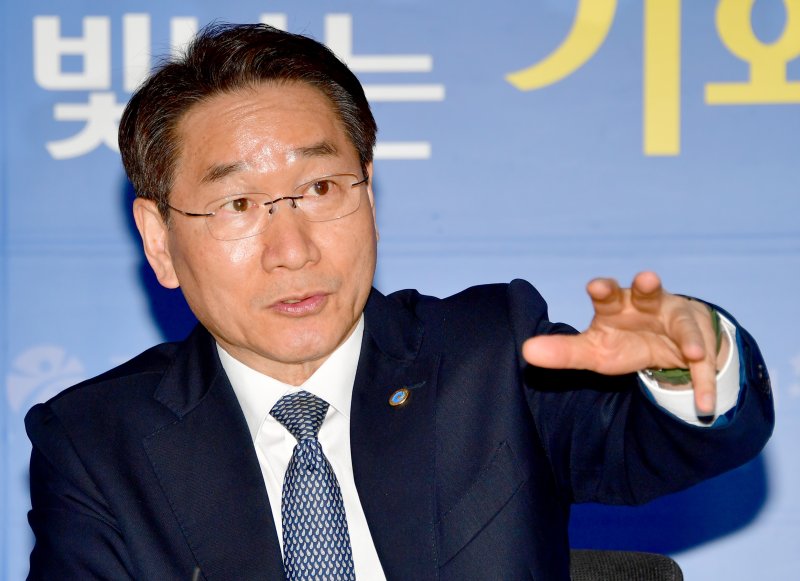 [광주=뉴시스] 류형근 기자 = 유정복 대한민국시도지사협의회장(인천시장)이 2일 오후 광주 서구 광주시청 기자실에서 개헌 등 현안에 대해 간담회를 하고 있다. 2025.04.02. hgryu77@newsis.com