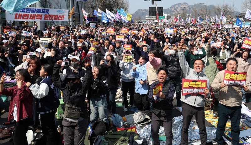 윤석열 대통령 탄핵심판 선고일인 4일 오전 서울 종로구 안국역 인근에서 열린 탄핵 촉구 집회 참가자들이 탄핵이 인용되자 기뻐하고 있다. ⓒ News1 김명섭 기자
