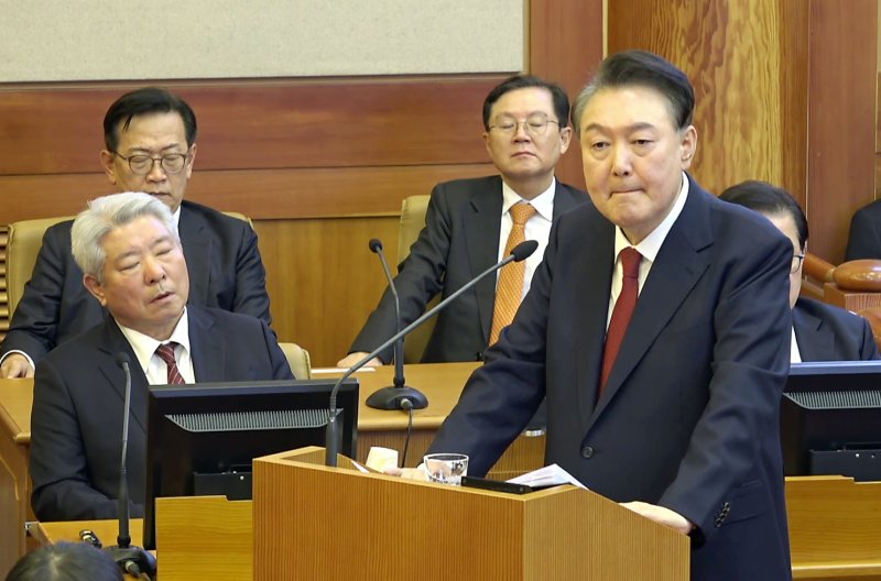 [서울=뉴시스] 김명년 기자 = 윤석열 대통령이 25일 서울 종로구 헌법재판소에서 열린 자신의 탄핵심판 11차 변론에서 최종 의견 진술을 하고 있다.(사진=헌법재판소 제공) 2025.02.25. photo@newsis.com