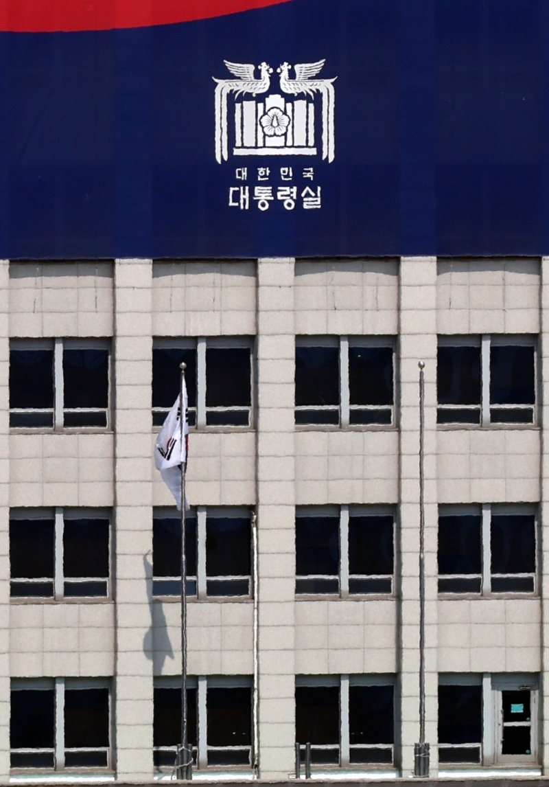 [서울=뉴시스] 박주성 기자 = 헌법재판소가 윤석열 대통령의 탄핵사건에 대해 인용을 선고한 4일 서울 용산 대통령실 청사에서 봉황기가 내려져 있다. 2025.04.04. park7691@newsis.com