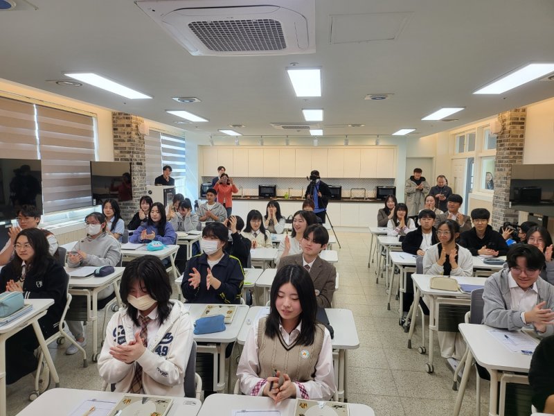 [광주=뉴시스] 구용희 기자 = 4일 오전 광주 성덕고 5층 가동 AI 수업실에서 TV를 통해 헌법재판소의 결정을 지켜보던 이 학교 2학년 학생들이 '피청구인 대통령 윤석열을 파면한다'는 문형배 헌재소장 권한대행의 목소리가 교실에 울려퍼지자 박수를 치고 있다. 2025.04.04. persevere9@newsis.com *재판매 및 DB 금지