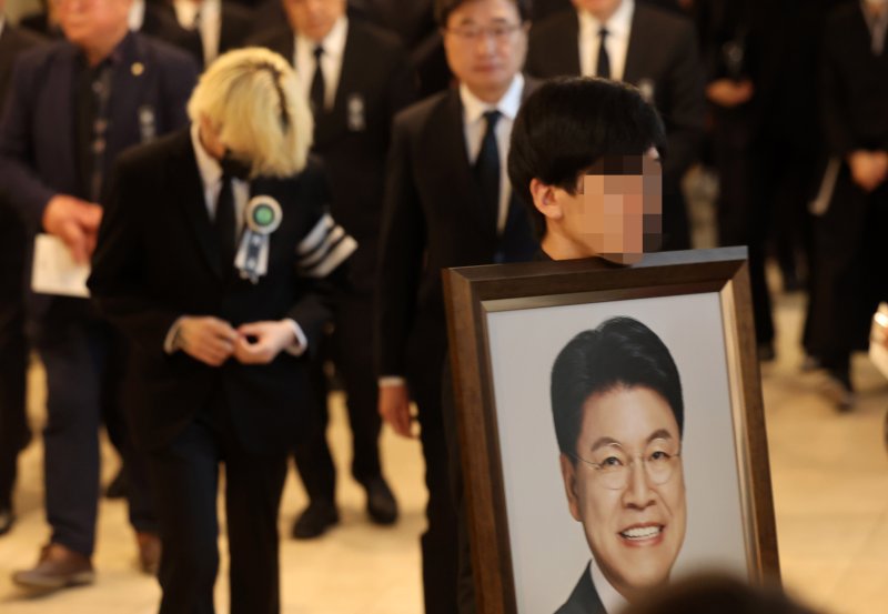 [부산=뉴시스] 하경민 기자 = 4일 부산 해운대구 해운대백병원 장례식장에서 고(故) 장제원 전 국회의원의 발인식이 진행되고 있다. 2025.04.04. yulnetphoto@newsis.com