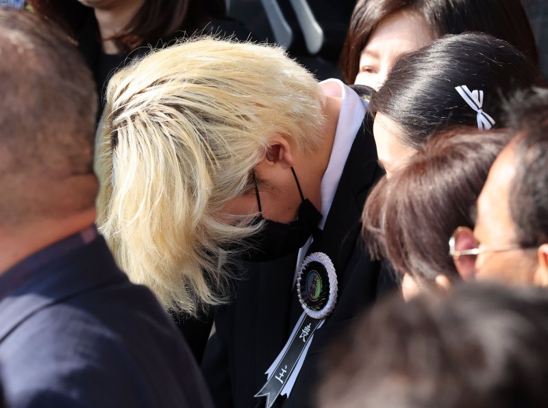 [부산=뉴시스] 하경민 기자 = 고(故) 장제원 전 국회의원의 발인식이 진행된 4일 부산 해운대구 해운대백병원 장례식장에서 래퍼 노엘(본명 장용준)이 운구차량 앞에서 고개를 숙이고 있다. 2025.04.04. yulnetphoto@newsis.com