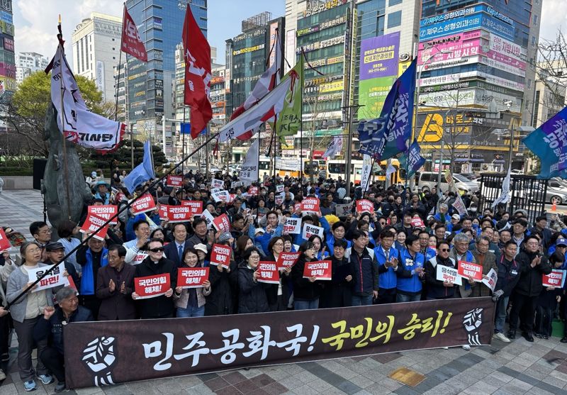 4일 오전 헌법재판소가 윤석열 대통령 파면을 선고하자 롯데백화점 울산점 앞 탄핵 찬성 집회 참가자들이 한곳에 모여 기쁨을 나누고 있다. 사진=최수상 기자