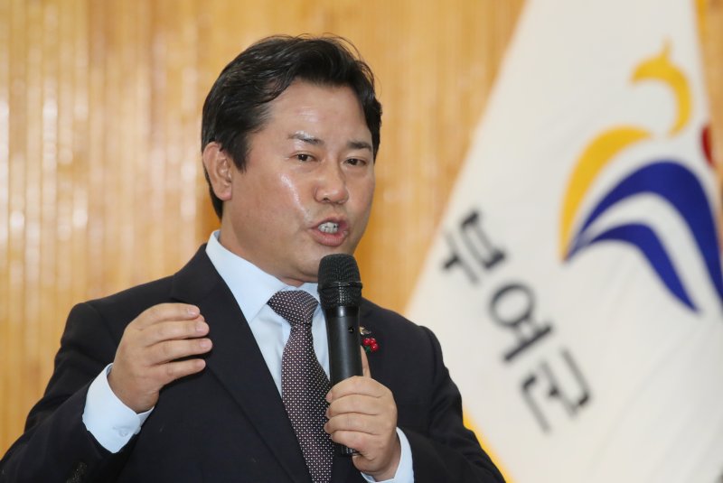 박정현 부여군수가 여성문화회관에서 열린 ‘찾아가는 동행콘서트’에서 주민과 소통하고 있다. /뉴스1 DB