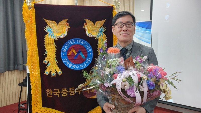 [전주=뉴시스]윤난슬 기자 = 전북특별자치도교육청은 한국기술부사관고등학교 권혁선 수석교사가 제10대 전국 중등 수석교사회장으로 취임했다고 4일 밝혔다.(사진=전북교육청 제공)