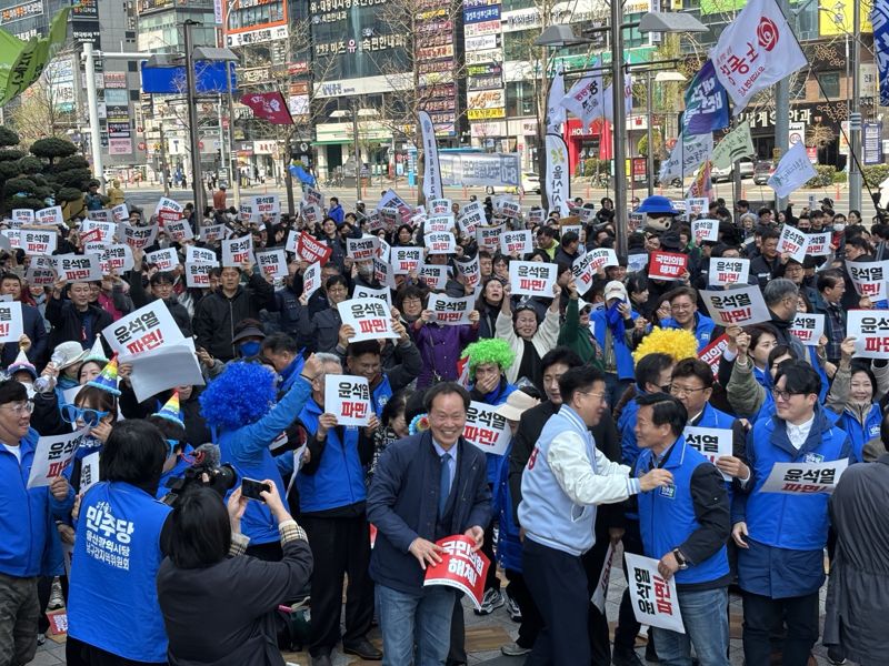 4일 오전 헌법재판소에서 윤석열 대통령 파면 선고가 내려지자 롯데백화점 울산점 앞에서 열린 탄핵 찬성 집회 참가자들이 서로 부둥켜안으며 기쁨을 나누고 있다. 또 다른 참가자들은 감정에 북받쳐 눈물을 흘리기도 했다. 사진=최수상 기자