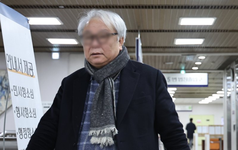 [서울=뉴시스] 김금보 기자 = 정바울 아시아디벨로퍼(백현동 개발사업 시행사) 대표가 지난해 3월 서울 서초구 서울중앙지방법원에서 열린 '백현동 수사무마 금품 의혹' 혐의를 받는 전관 변호사 곽정기 전 총경과 임정혁 전 고검장에 대한 2차 공판에 증인신문을 위해 출석하고 있다. 2024.03.05. kgb@newsis.com