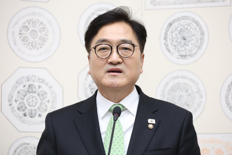 우원식 국회의장이 윤석열 전 대통령이 파면된 4일 오후 서울 여의도 국회에서 대국민 특별담화 발표를 하고 있다. 2025.4.4/뉴스1 ⓒ News1 이광호 기자