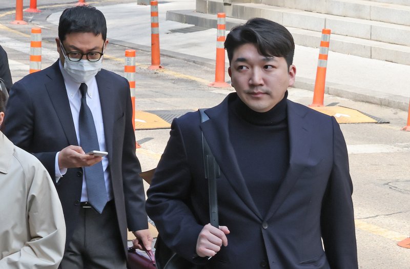 최형록 발란 대표이사(오른쪽)가 3일 오후 서울 서초구 서울회생법원에서 열린 발란 대표자 회생절차 심문기일에 출석하고 있다. 2025.4.3/뉴스1 ⓒ News1 장수영 기자