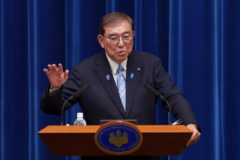 [도쿄=AP/뉴시스]이시바 시게루(石破茂) 일본 총리는 4일 도널드 트럼프 미국 행정부의 관세 조치에 대해 '보복 조치' 등을 언급하며 대응 방안을 검토하겠다는 입장을 밝혔다. 사진은 지난 1일 이시바 총리가 도쿄 총리 관저에서 기자회견을 가지고 발언하고 있다. 2025.04.04.