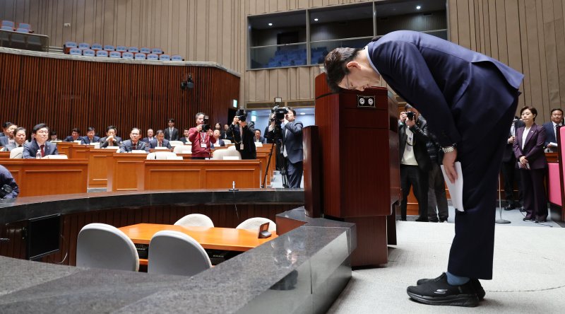 [서울=뉴시스] 조성우 기자 = 권성동 국민의힘 원내대표가 윤석열 전 대통령이 파면된 4일 서울 여의도 국회에서 열린 의원총회에서 발언에 앞서 인사하고 있다. 2025.04.04. xconfind@newsis.com
