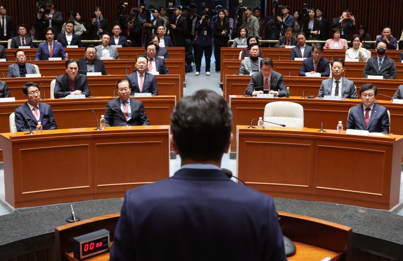 [서울=뉴시스] 조성우 기자 = 권영세(앞줄 왼쪽 두 번째) 국민의힘 비상대책위원장 등 당 소속 의원들이 윤석열 전 대통령이 파면된 4일 서울 여의도 국회에서 열린 의원총회에서 권성동 국민의힘 원내대표의 발언을 듣고 있다. 2025.04.04. xconfind@newsis.com