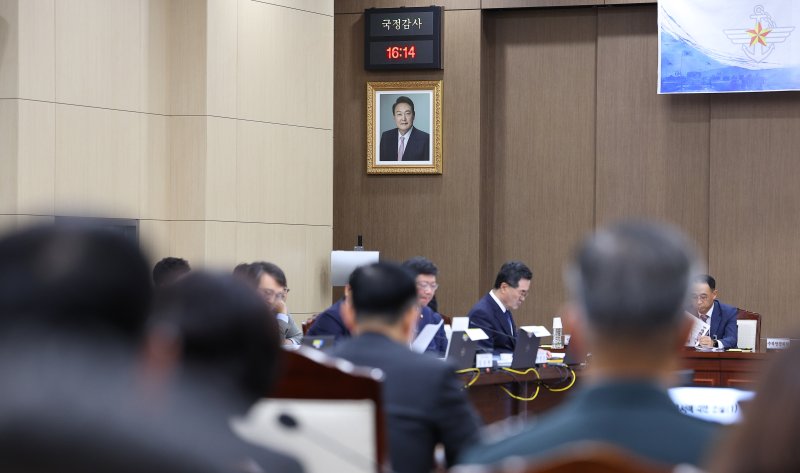 [서울=뉴시스] 최진석 기자 = 16일 오후 국회 법제사법위원회의 국방부 군사법원에 대한 국정감사가 열린 국방부 대회의실에 윤석열 대통령 사진이 걸려 있다. (공동취재사진) 2023.10.16. photo@newsis.com /사진=뉴시스