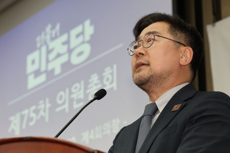 [서울=뉴시스] 권창회 기자 = 박찬대 더불어민주당 원내대표가 4일 서울 여의도 국회에서 열린 비상의원총회에서 발언하고 있다. 2025.04.04. kch0523@newsis.com
