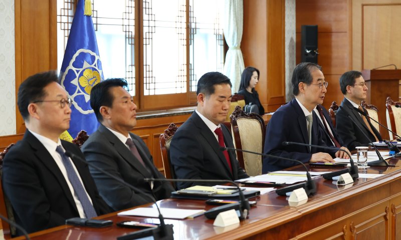 [서울=뉴시스] 최진석 기자 = 한덕수 대통령 권한대행 국무총리가 윤석열 전 대통령이 파면된 4일 서울 정부서울청사에서 열린 국가안전보장회의(NSC)에서 발언하고 있다. 2025.04.04. myjs@newsis.com