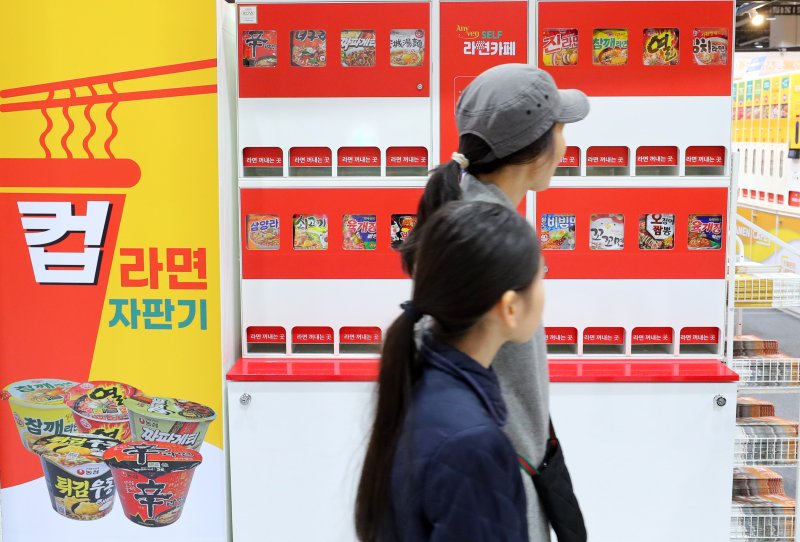 [서울=뉴시스] 김혜진 기자 = 4일 서울 강서구 코엑스 마곡에서 열린 대한민국라면박람회 찾은 관람객들이 라면을 살펴보고 있다. 2025.04.04. jini@newsis.com